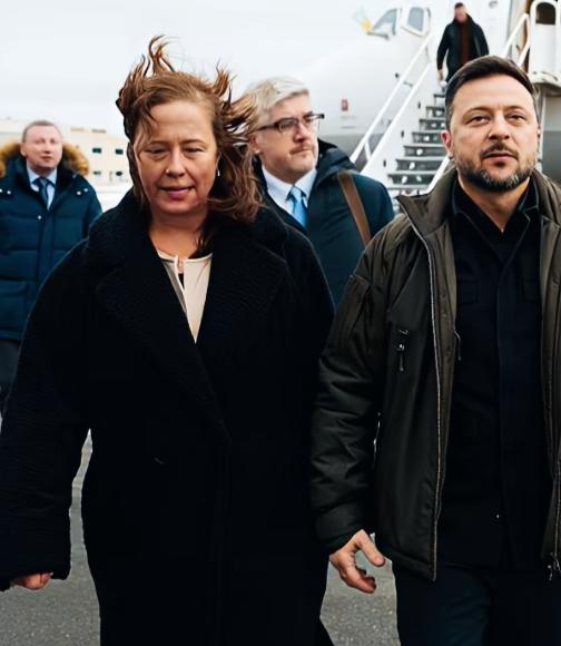 泽连斯基身旁工作人员的发型是不是很酷啊？这发型是不是被风吹出了独特的凌乱美啊？