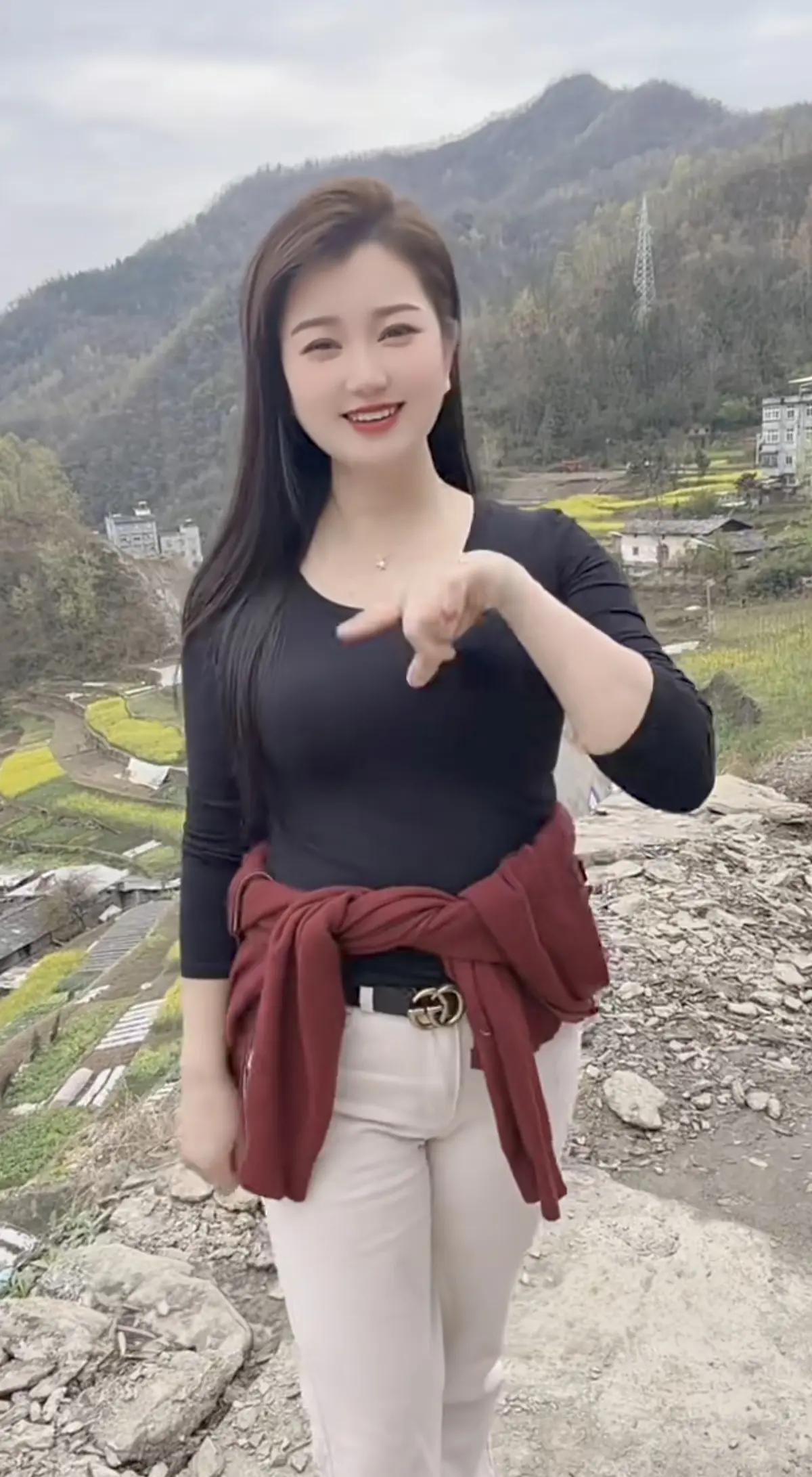 在山间梯田，撞见了春天的第一抹黄🌼回山里的日子，连风里都是油菜花和泥土的味