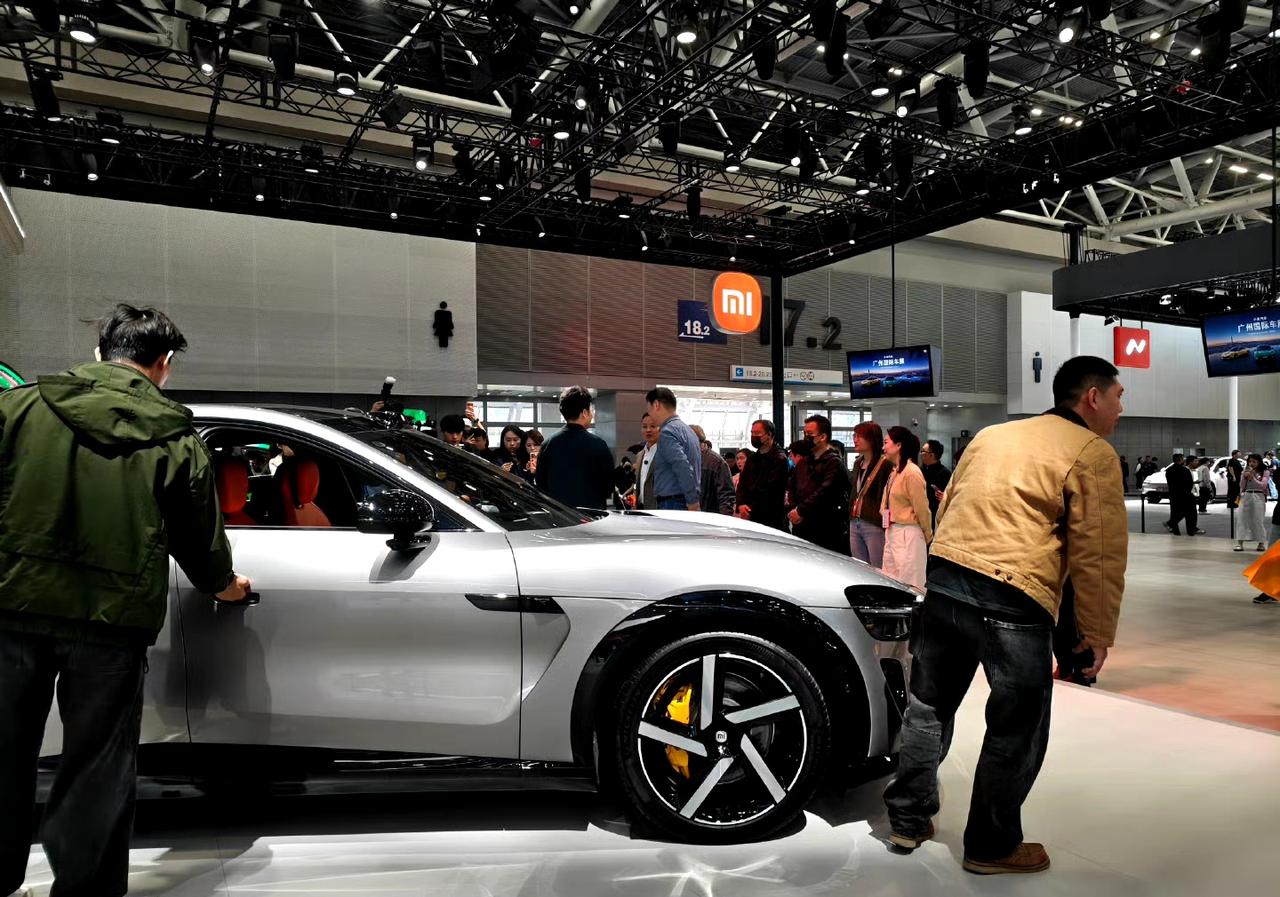 广州车展何小鹏参观小米展台，胡峥楠和李肖爽接待从网友拍摄的图片来