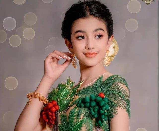 2011年，中国小伙曾亮平与柬埔寨公主德丝相恋，谁料，德丝父亲连夜赶来，“啪”的