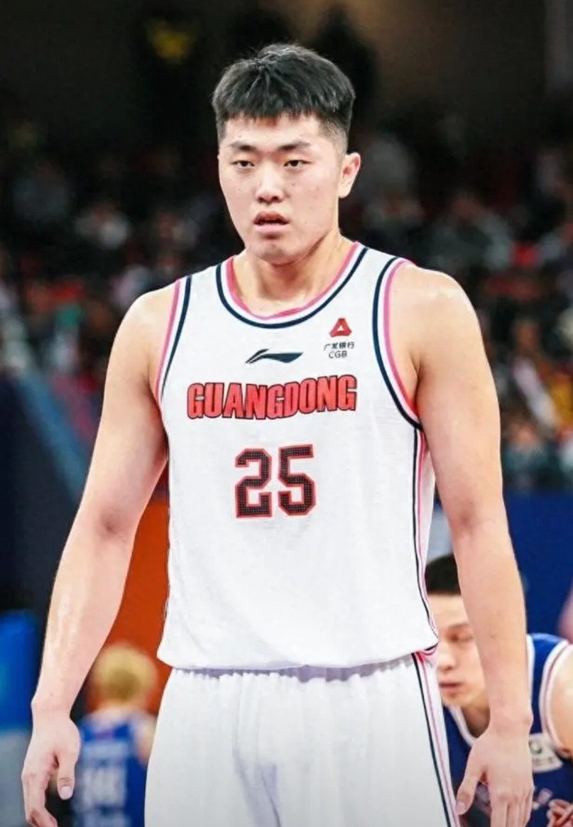 张皓嘉或跌出比赛轮换大名单，三人表现出色令其位置不保。张皓嘉25岁，身高