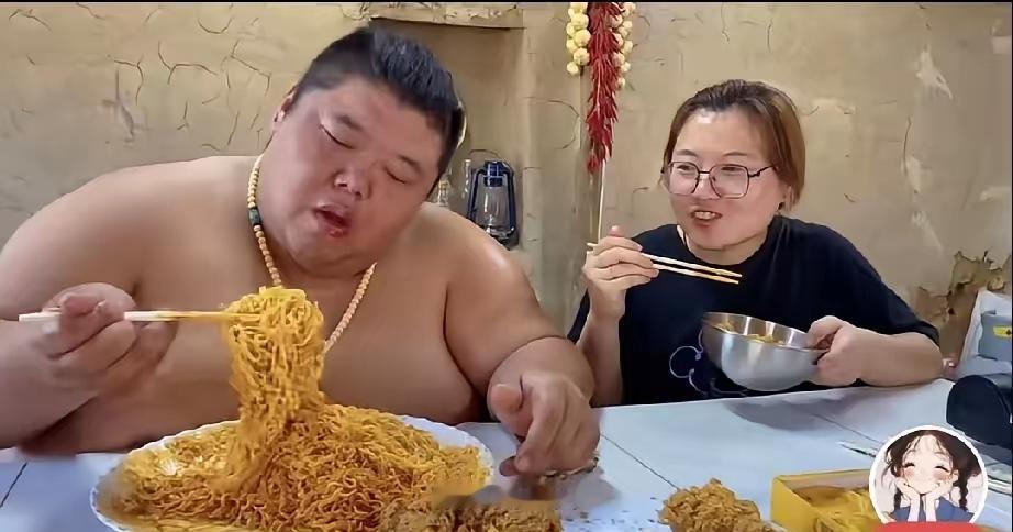 这胖子听说叫胖猴子，是以吃播出名的！每次看他吃的那么夸张真的替他担心！这哥们本来
