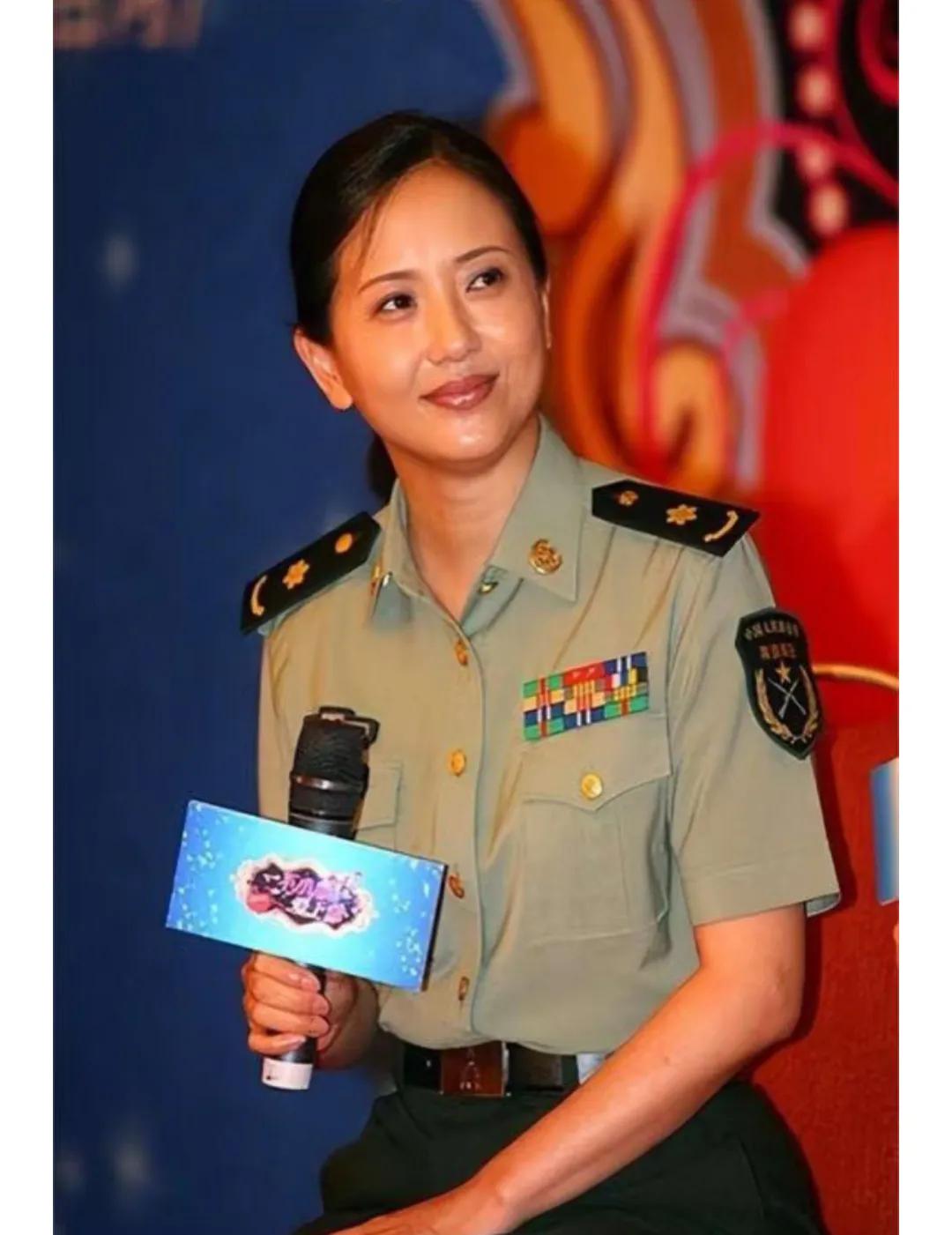 59岁了，穿上军装，太漂亮了，气质不减当年。《杨乃武与小白菜》演的可好看了，后来