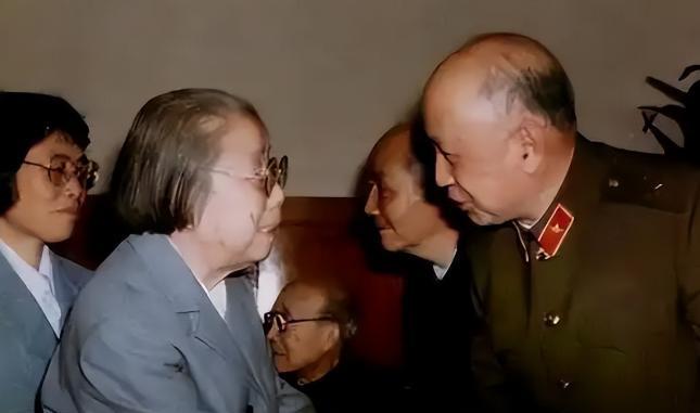 1964年一次宴会上，钱学森站在邓颖超面前恭敬的喊到：邓老师！钱学森为什么会称呼