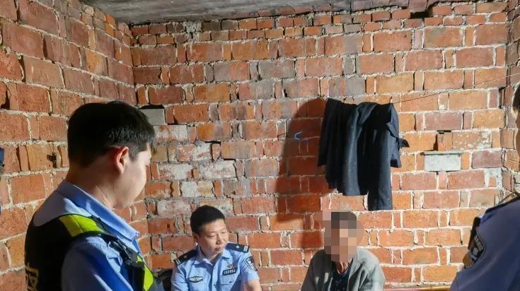 河南桐柏，民警下村走访时，来到一户人家发现屋里躺着个腿伤的老人。按说老人年过七十