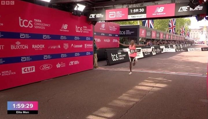 看一眼国籍，好家伙，来自肯尼亚，又是东非选手。为啥这些东非人，跑马拉松这么厉害？