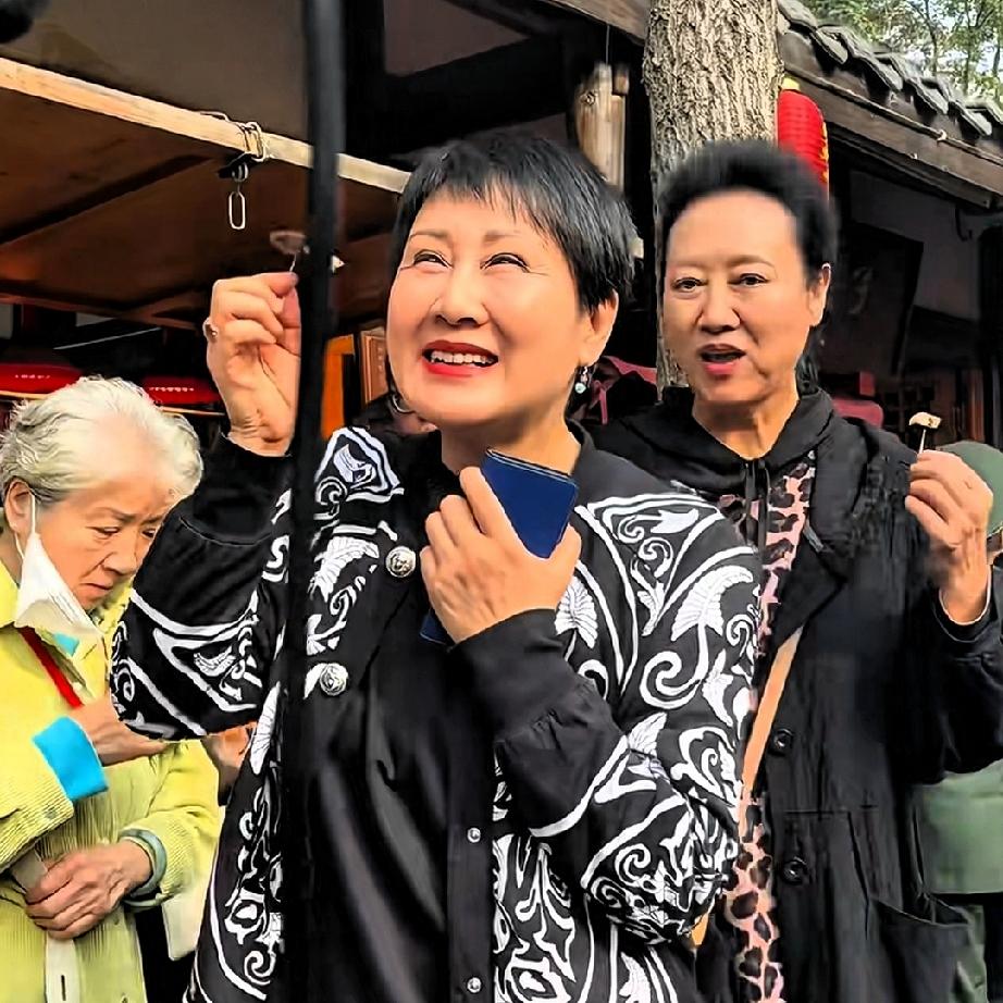 张凯丽和王丽云两位老演员参加活动时同框的画面，被某些网友称为“最讨厌的两个人”碰