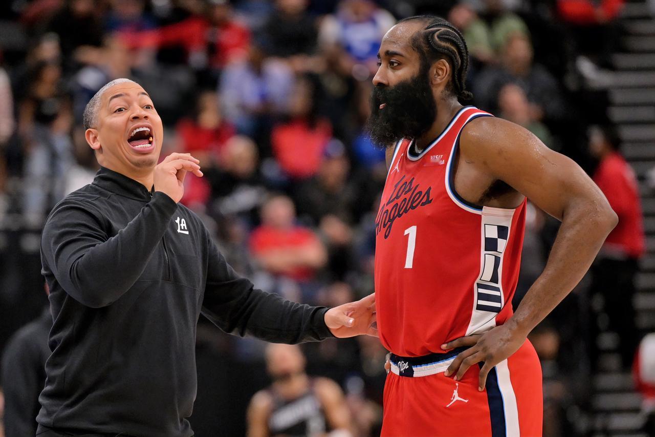 杜兰特：三弟，外头都在传，说你对球队轮换安排有意见啊？？？哈登：大哥你看，小卡