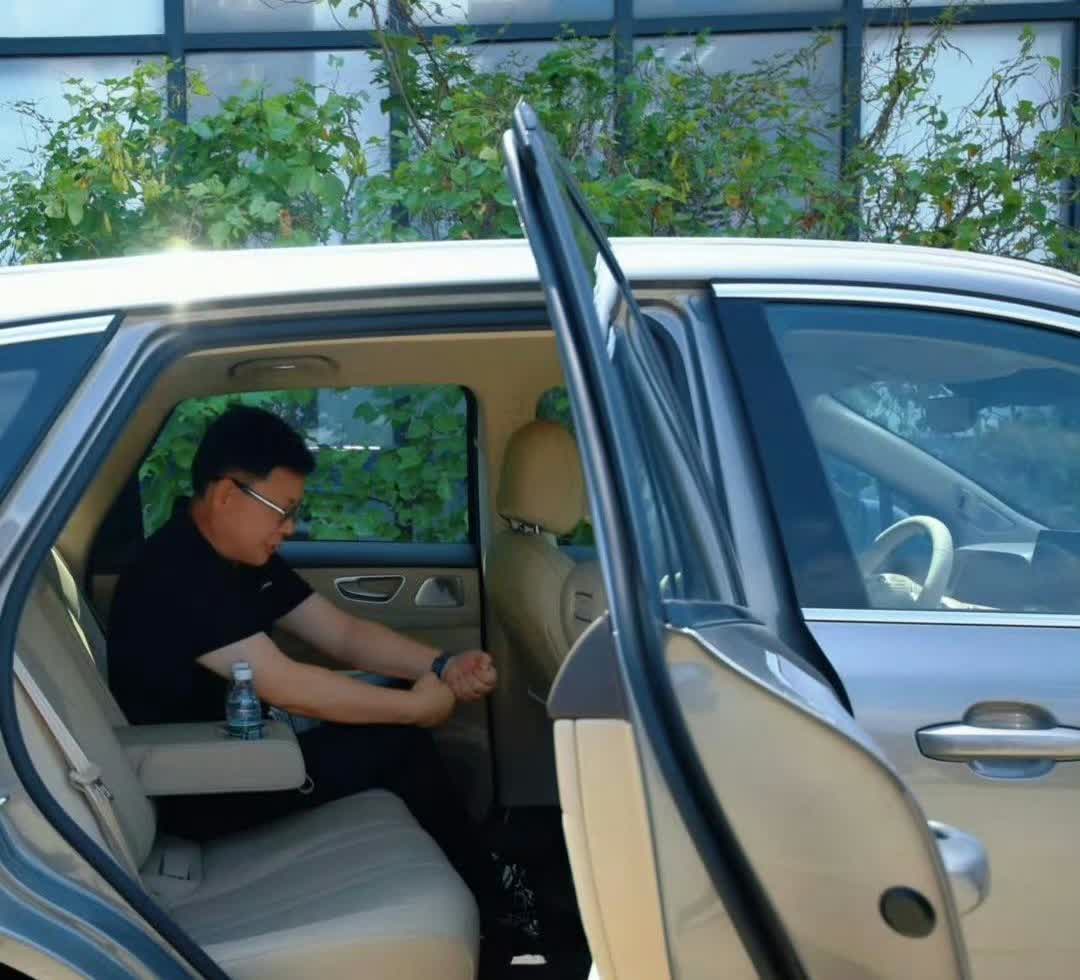 华为余承东直接演示尚界H5后排空间了！这样看这款车的后排空间可真的是非常的大