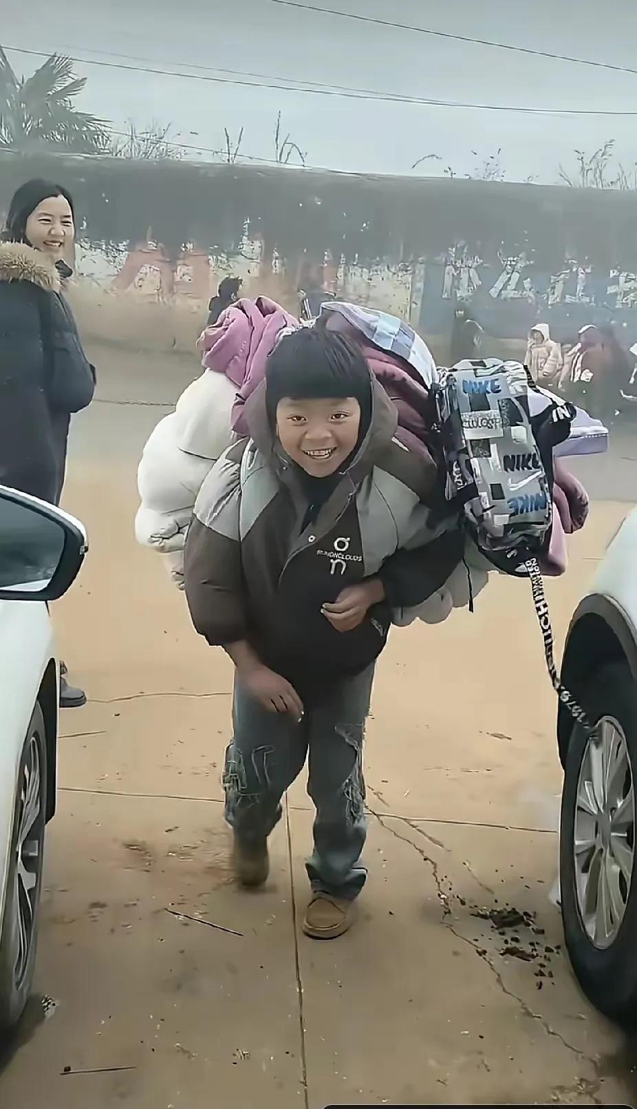 泪目啦，多么懂事的娃啊！！！！！妈妈去接读小学放寒假的儿子，看见儿子走过来的瞬