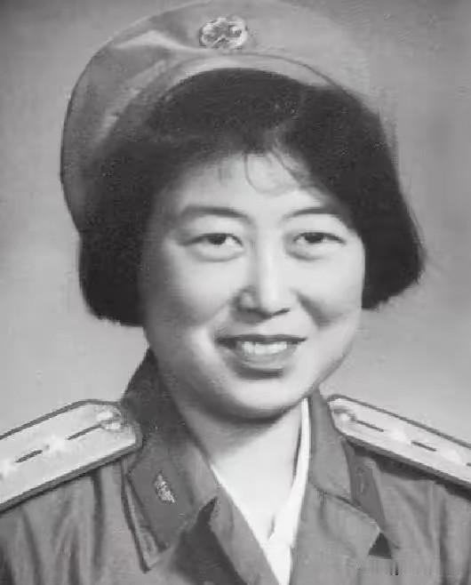 1964年，热恋中的女飞行员，被派往西北执行绝密任务，结束后回家结婚。可是怀了2