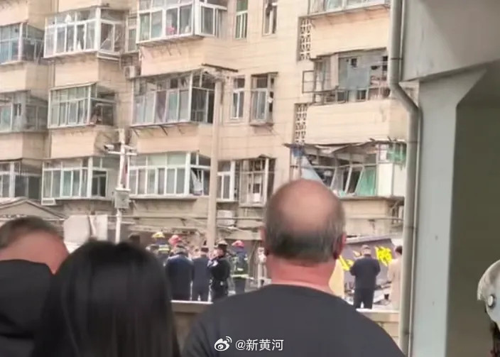 #官方回应济南一商铺发生爆炸#【#济南一临街商铺发生爆炸事故#居民楼多扇窗户破