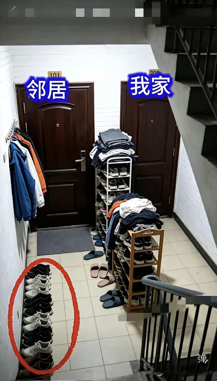 就跟我家邻居样子过道通道什么地方他都堆满了，放鞋架子两个，你还不能说它，说了他天