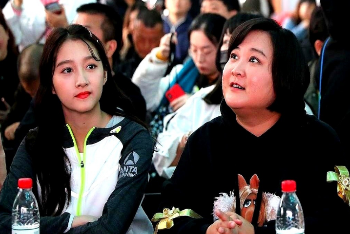 关晓彤和贾玲这事儿吧，最近圈里都传开了。原本俩人好得跟姐妹似的，红毯活动碰见
