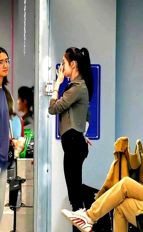 50岁刘敏涛的腰，比公认的腰精还窄两指。零下20度，孙千光脚在冰上转了32圈，