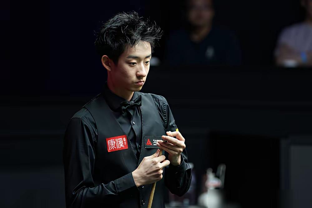 今夜看丁学院六将三战英格兰1、周跃龙和袁思俊会师，已经确保一个八强名额。2、