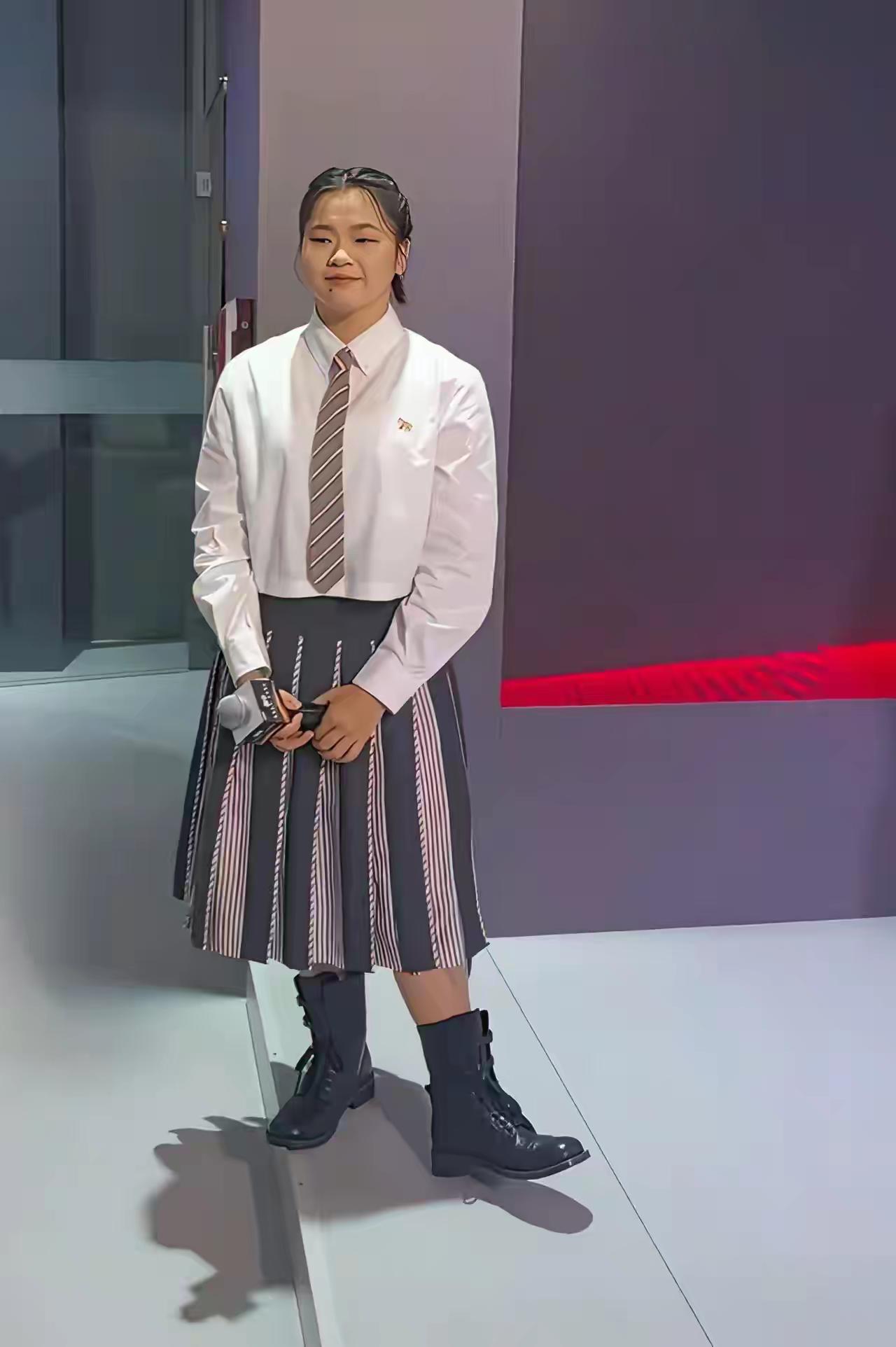 【这是在毁全红婵吗？安排高个女生一块，显矮显胖】还是大家熟悉的奥运冠军吗？这套衣