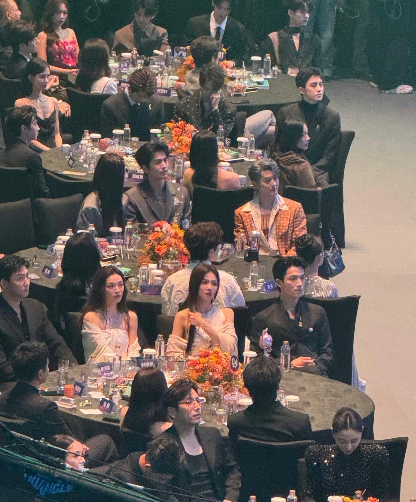 谁还记得去年爱奇艺尖叫之夜，全场最权威的两个男人：张凌赫，邓为尖叫之夜内场