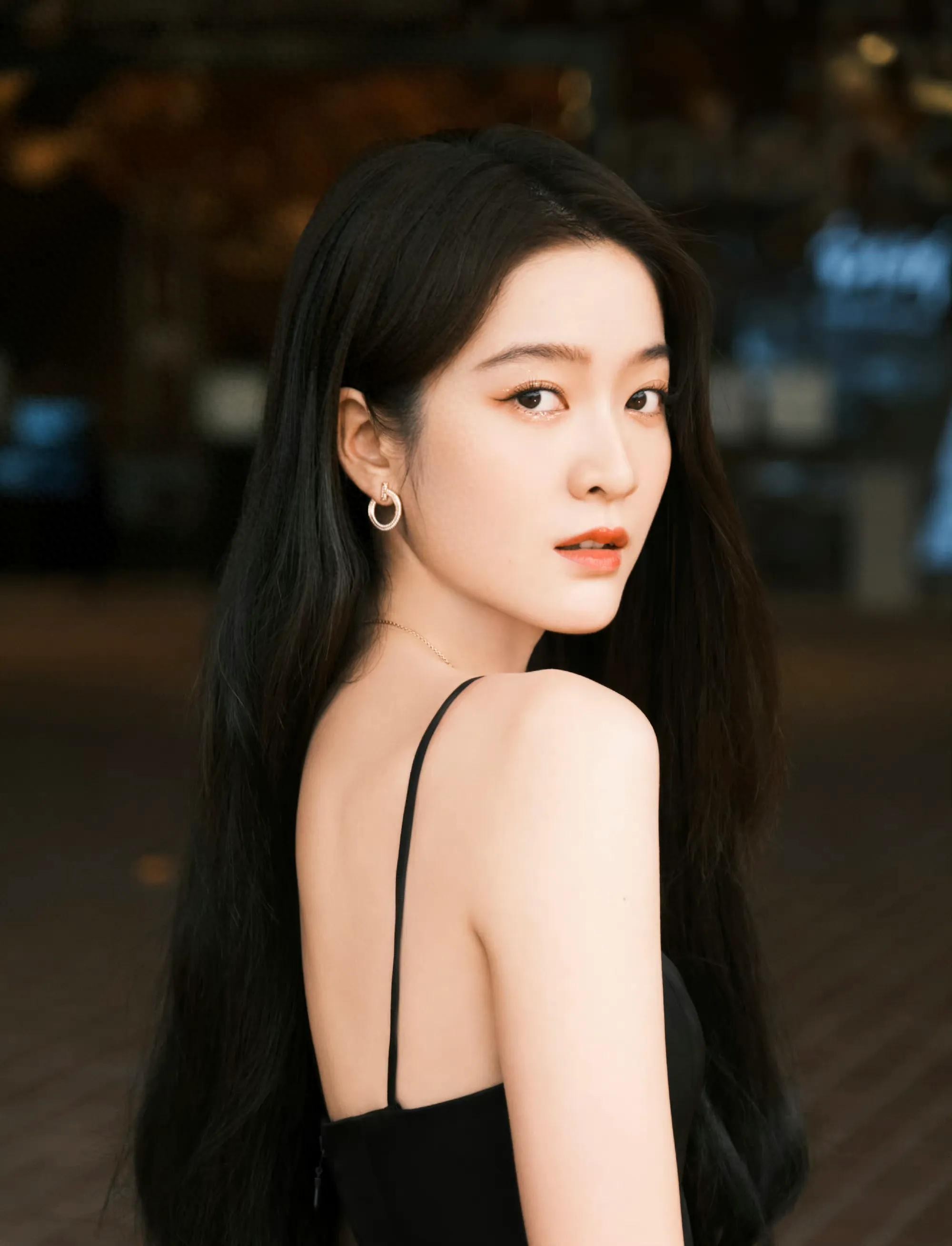 女明星张雪迎时尚写真：俏丽姣美、花容月貌