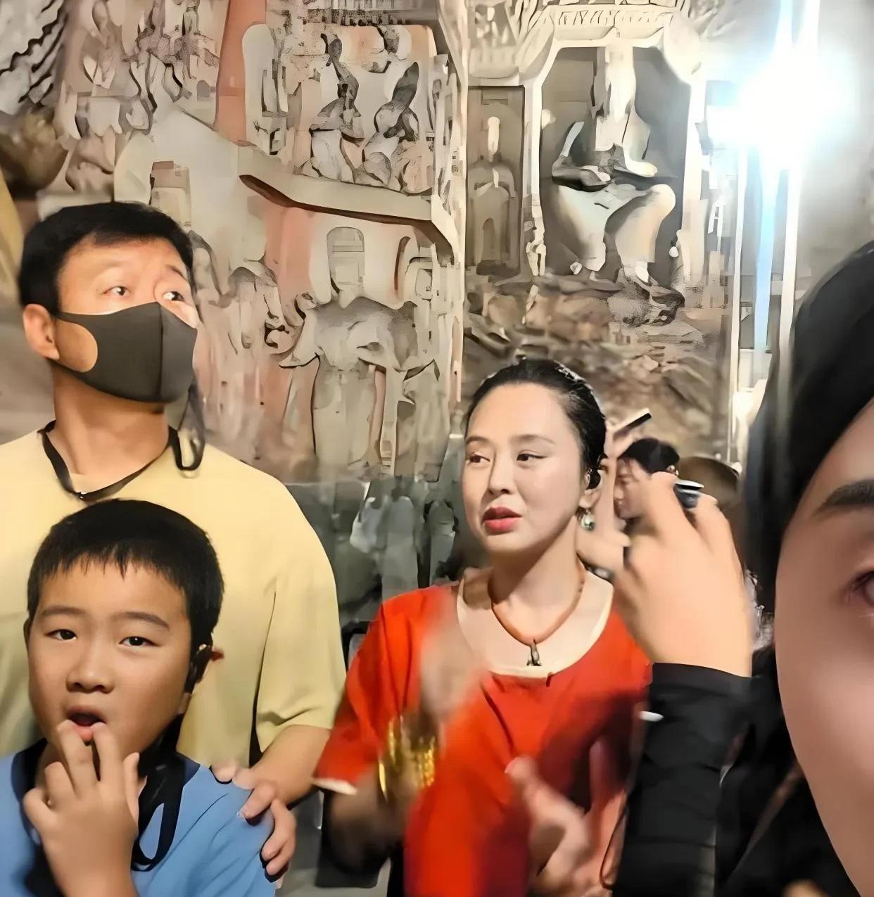 佟大为一家大同游云冈石窟，46岁关悦打扮贵气，小儿子正脸像爸爸