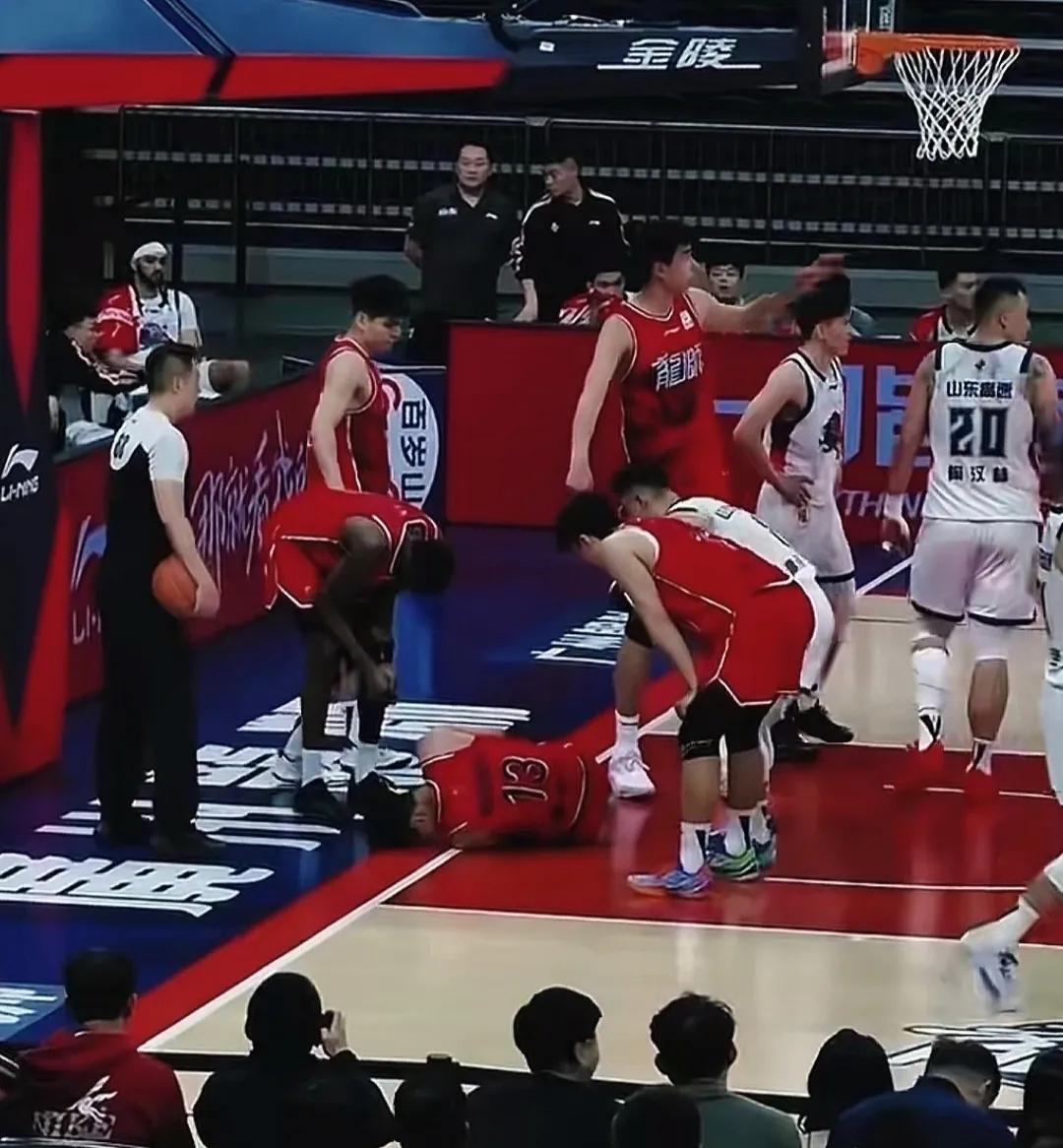 现在CBA人气最旺的，球迷比较喜欢的球员，有那么四五个，郭艾伦是其中一个。昨晚