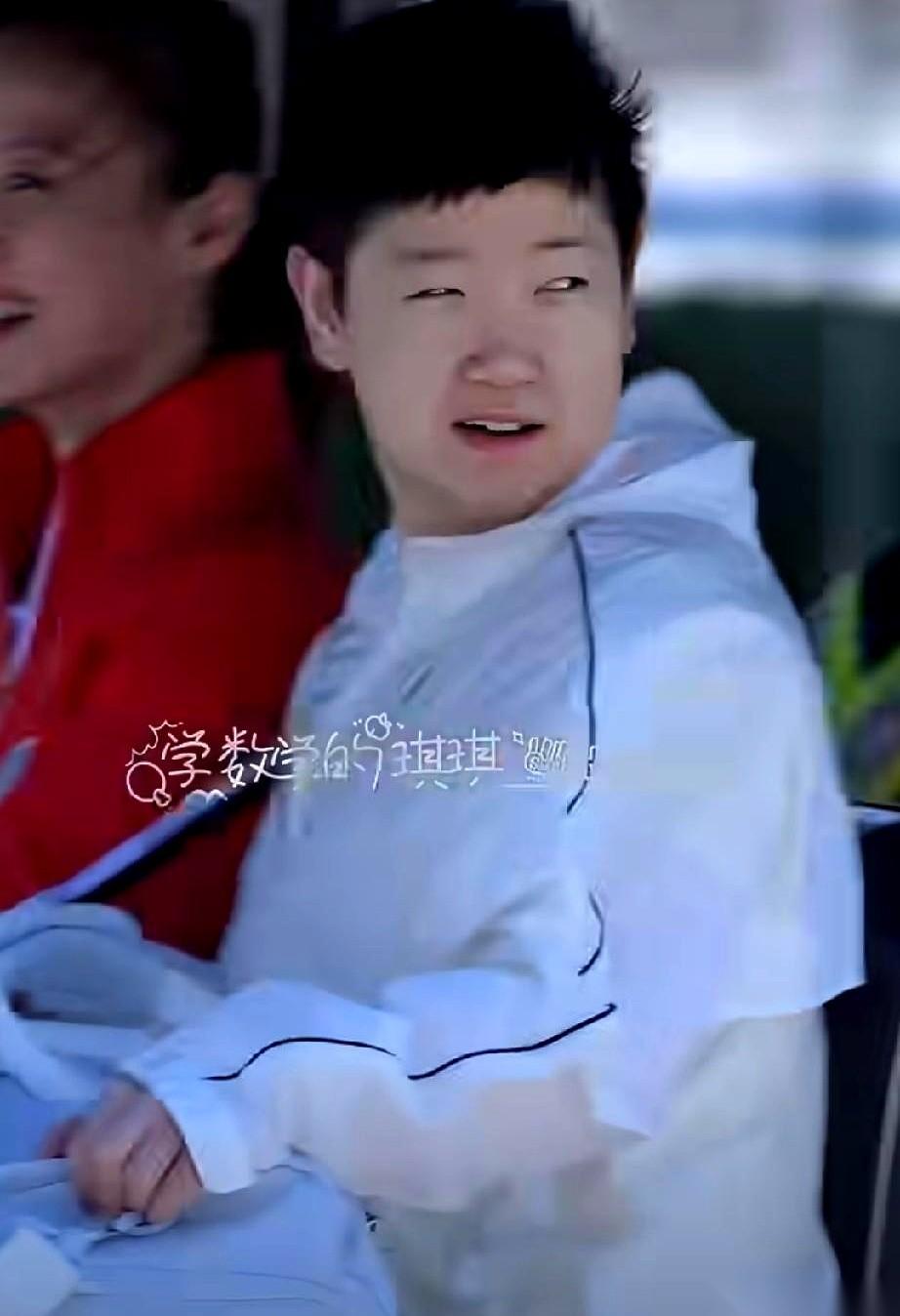 莎莎这脸蛋儿，绝壁是放假吃好喝好、偷偷长肉肉了！真的，看到她坐在去训练馆的摆渡