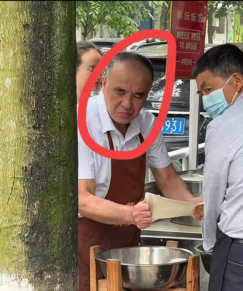 荣昌这个老头火了，这让我想起了去年天水麻辣烫的老板，内心想法估计都是：求求了