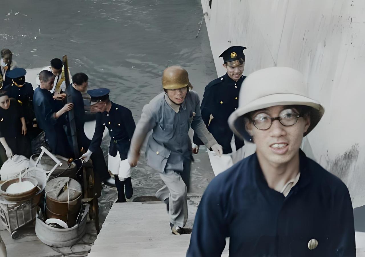 这是淞沪会战打起来那会儿上海的一个场景。你看画面里，中国士兵和上海警察这些人正从