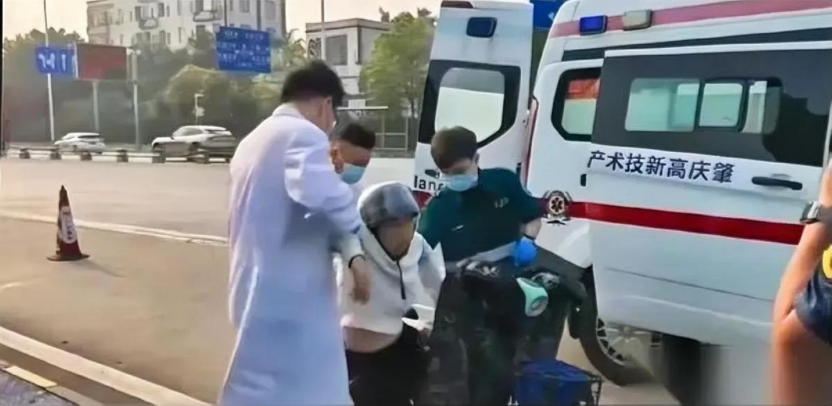 广东这名女子真的太离谱坐电动车等红灯居然睡了半小时？警察和120赶过