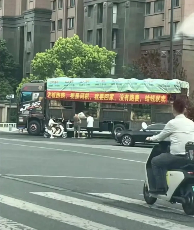 营销策略不错，一车菜很快卖完了