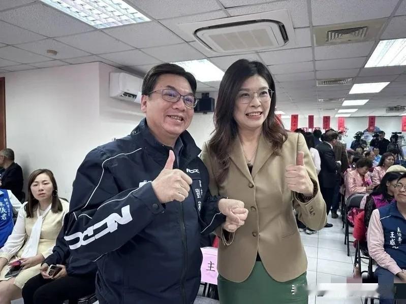 郑丽文拥抱刘和然，喊出“多些刘和然就不分裂”，这是对刘和然的赞扬，但也是对杨琼璎