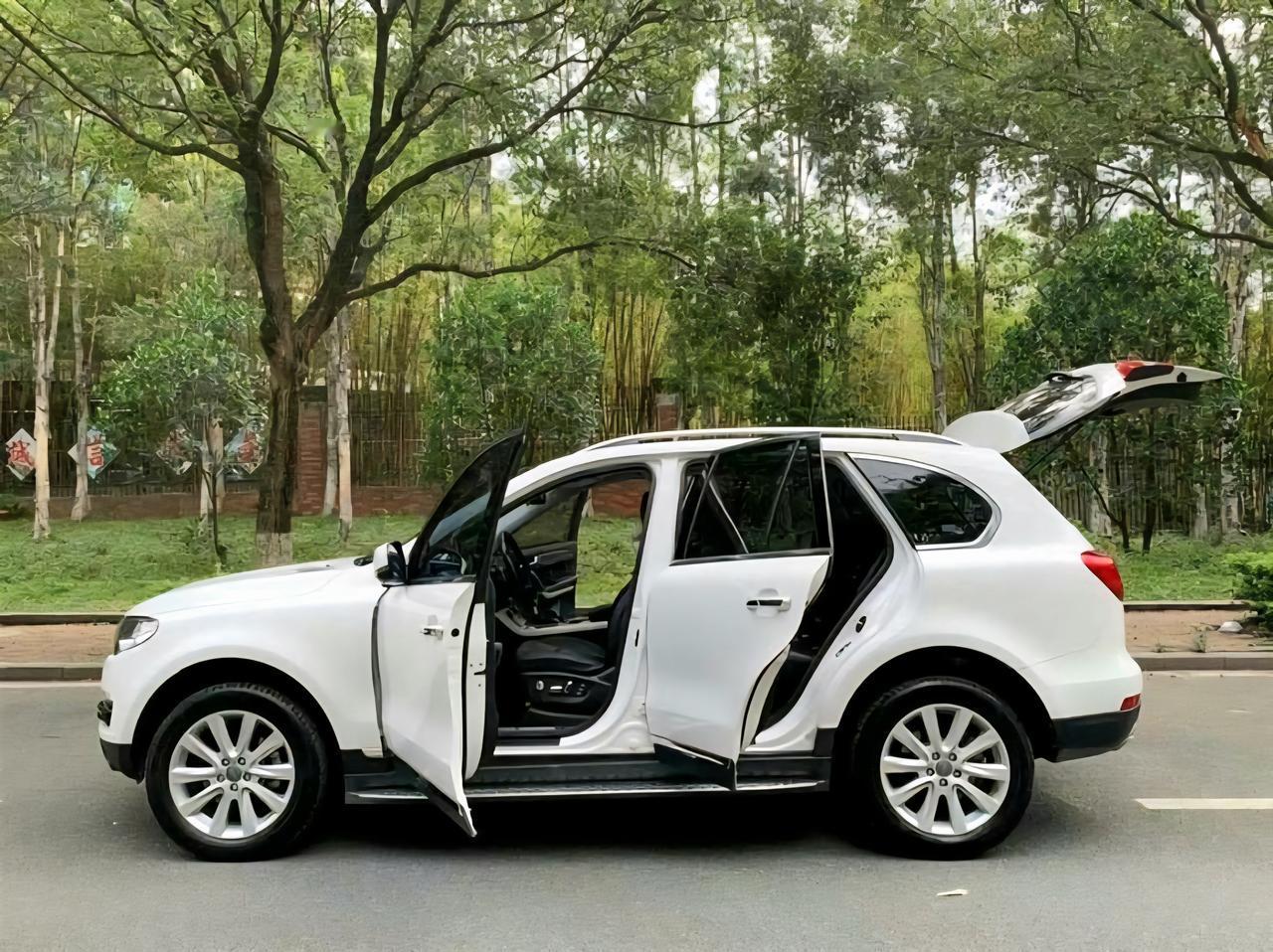 这是原来长城哈弗h8的内饰。这是一台国产车的内饰，但是他也模仿了奔驰和奥迪的很多