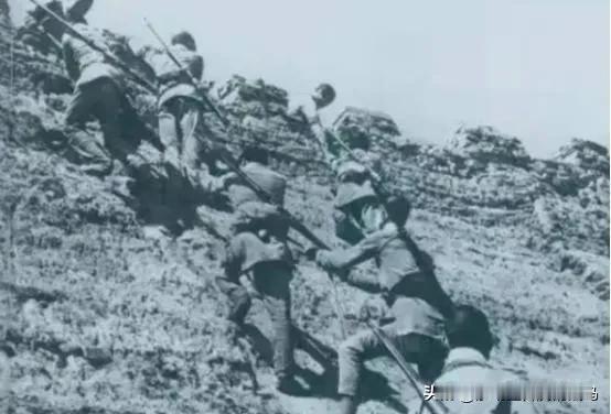 1947年，解放军久攻不下狮脑山，一到夜里，山上还传来小孩哭声，侦察兵冒险摸上山