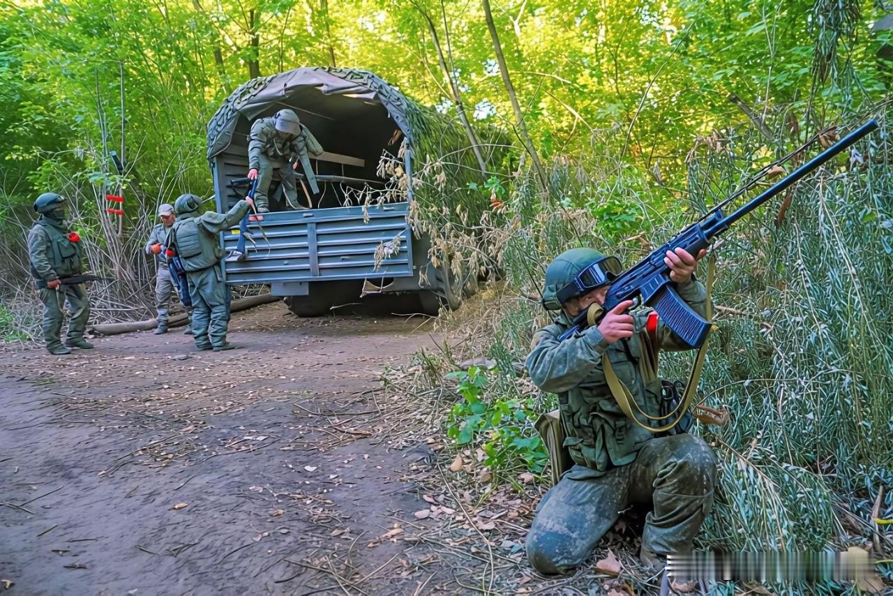 在库尔斯克的朝鲜人，霰弹枪掩护成了俄军标配，对付低空无人机