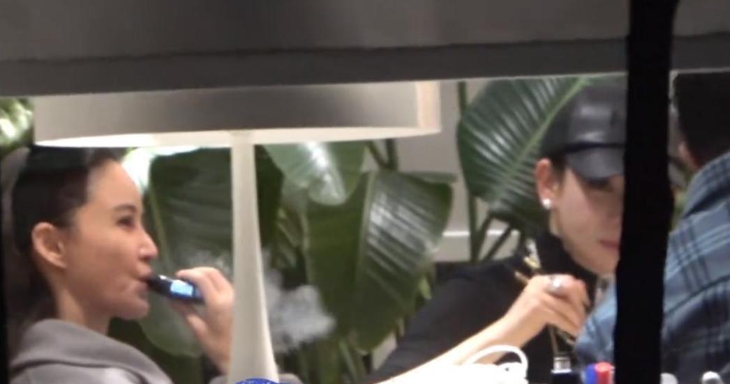 警惕那种让你眼里没光的婚姻。有的女人结婚后，像被抽干了能量。看看张歆艺，脸上