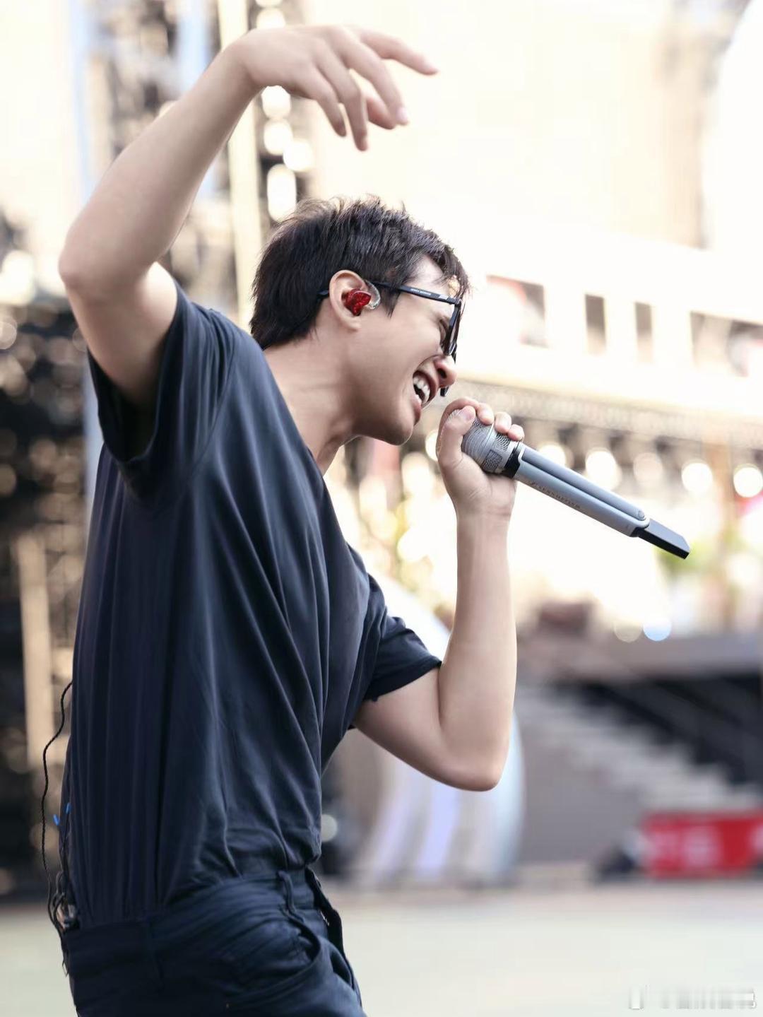 邓超帅成这样孙俪负全责46岁邓超在跨晚彩排中生图曝光，整体状态不像大叔，倒是“