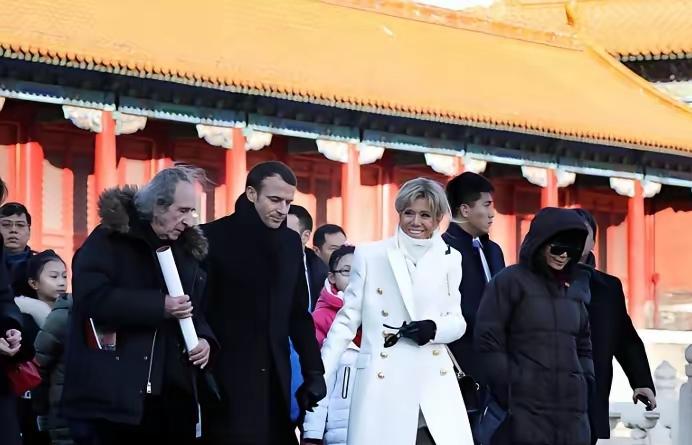 网友们一眼就瞧出马克龙的小心思了！这波操作也太会了，没想到外交还能这么整？