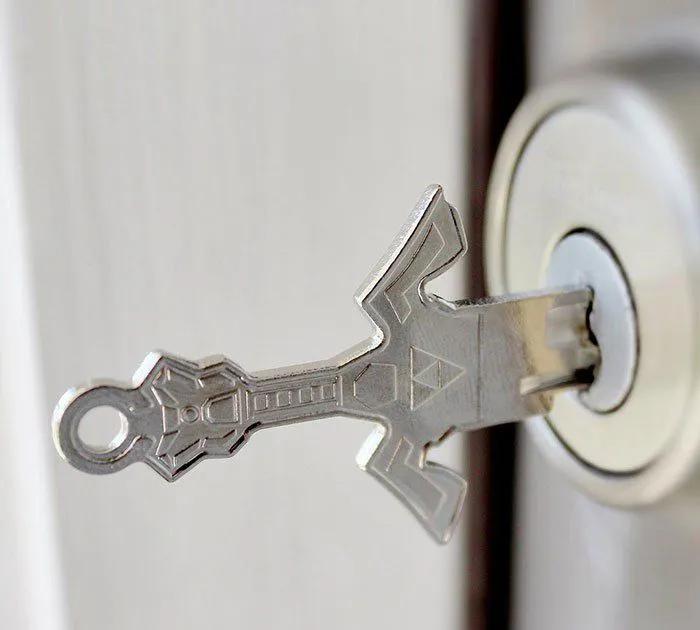 高手在民间[赞]山东一女子去配钥匙，不料配钥匙大爷配出的钥匙造型颇具艺术观赏价