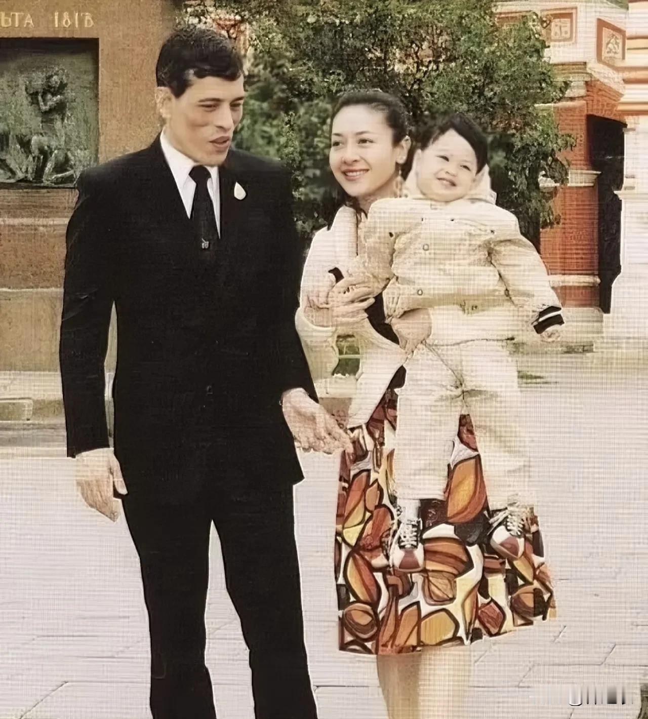 我很好奇，泰王的这些个妃子小主出公务，下面真心有人觉得尊敬吗？因为总统配偶或