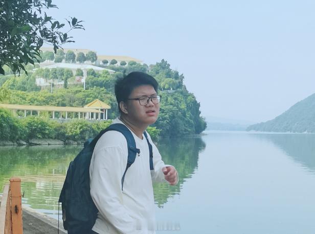 哈哈哈哈哈哈哈，湖北也是热死了，为了不让老大蹲家里摸手机，一大早又被奶奶拉出门，