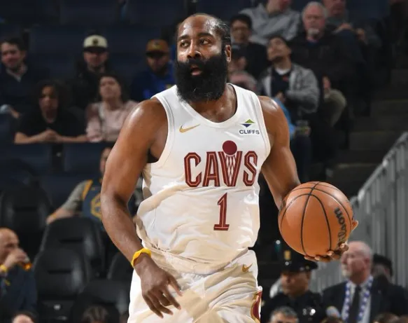 NBA官方更新动态，晒出一则哈登的新闻：凭借昨晚克利夫兰骑士队战胜金州勇士队