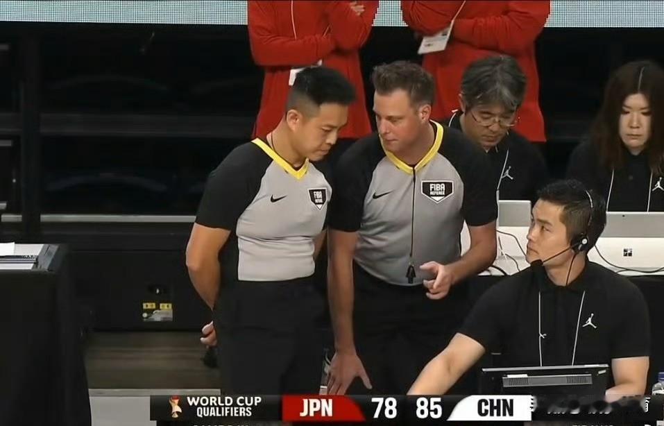 最后时刻送日本男篮三罚一掷，裁判这么黑，中国男篮不上诉，国际篮联不管的吗？剩