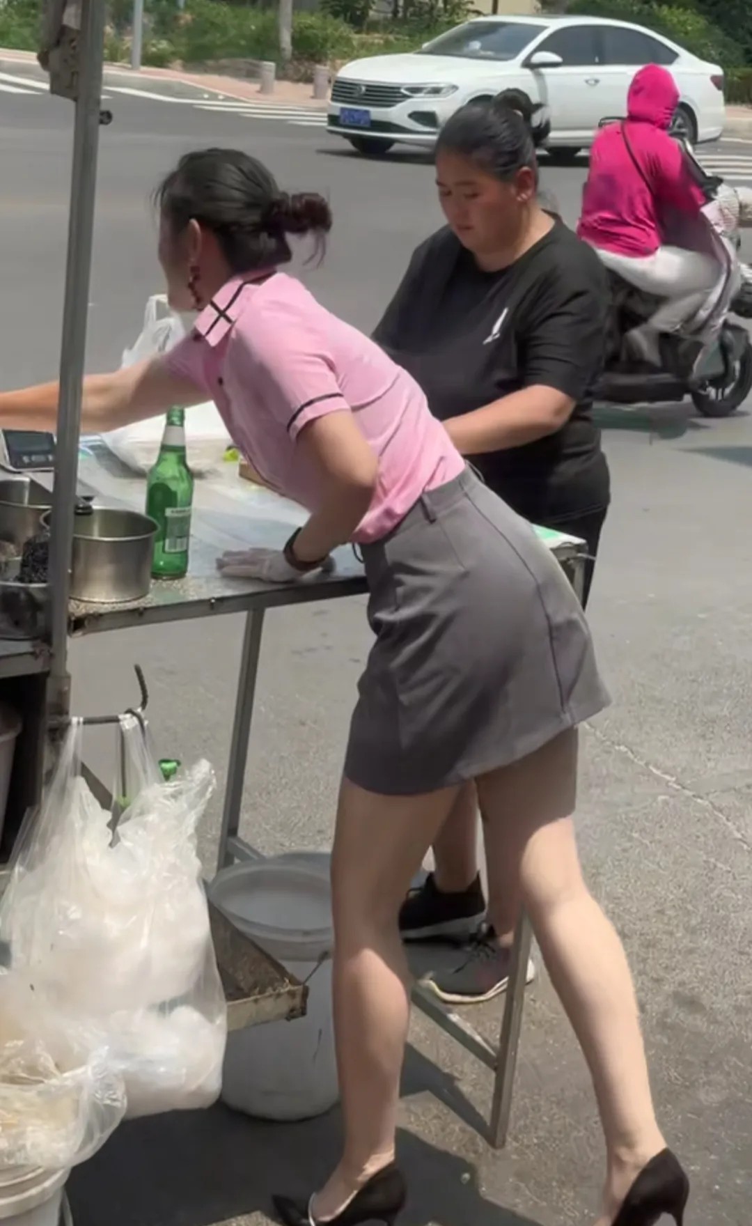 山东滨州姑娘王小真的抖音火了，粉丝好几十万，让她带货的好几十家。她在滨州北海馨居