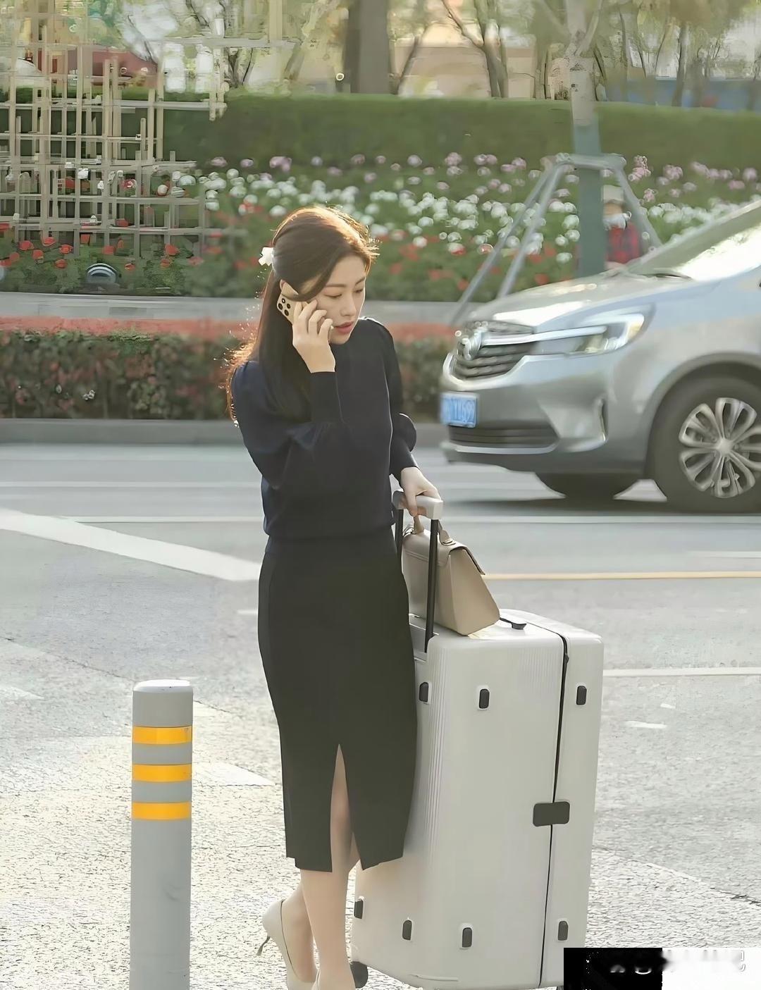 路边偶遇朱珠，差点没认出来，个不高，但说话很温柔
