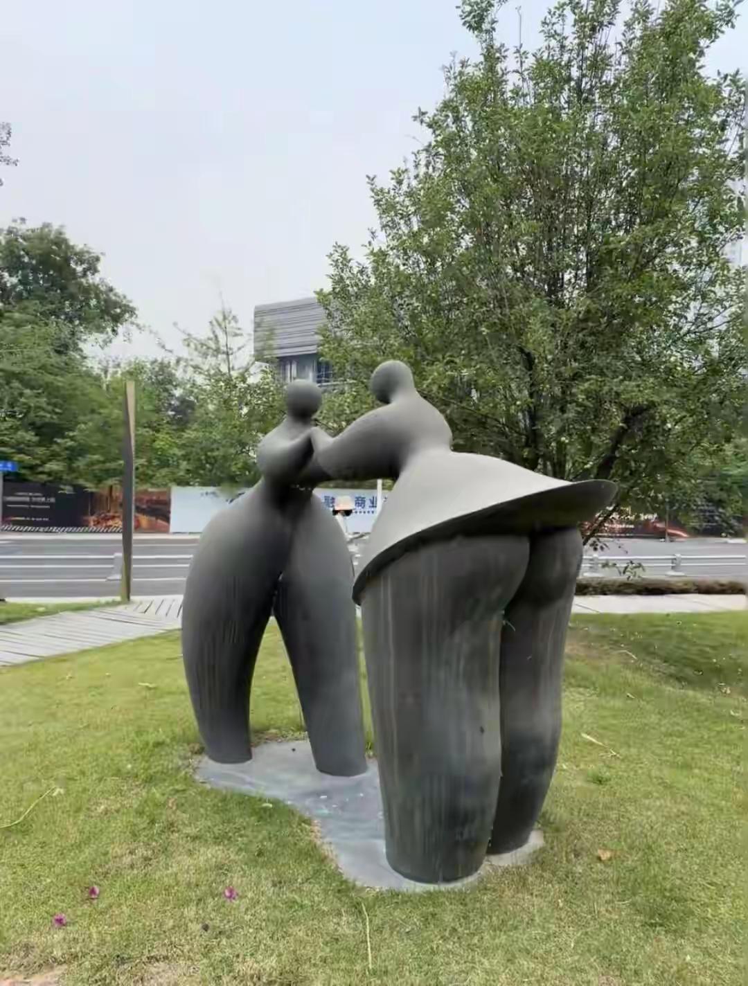 这样的雕塑到底是想表达什么，是怕老百姓看不出来吗某地广场健身区至少有四座同风格