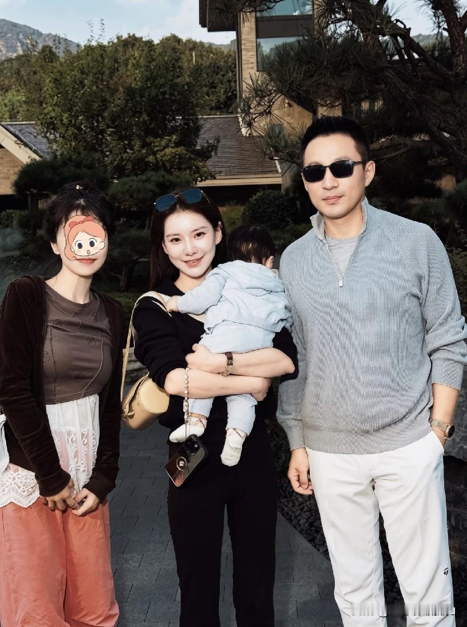 汪小菲夫妇带着儿子参加新店开业，一家三口画面温馨幸福，两口子越来越有夫妻相了，马