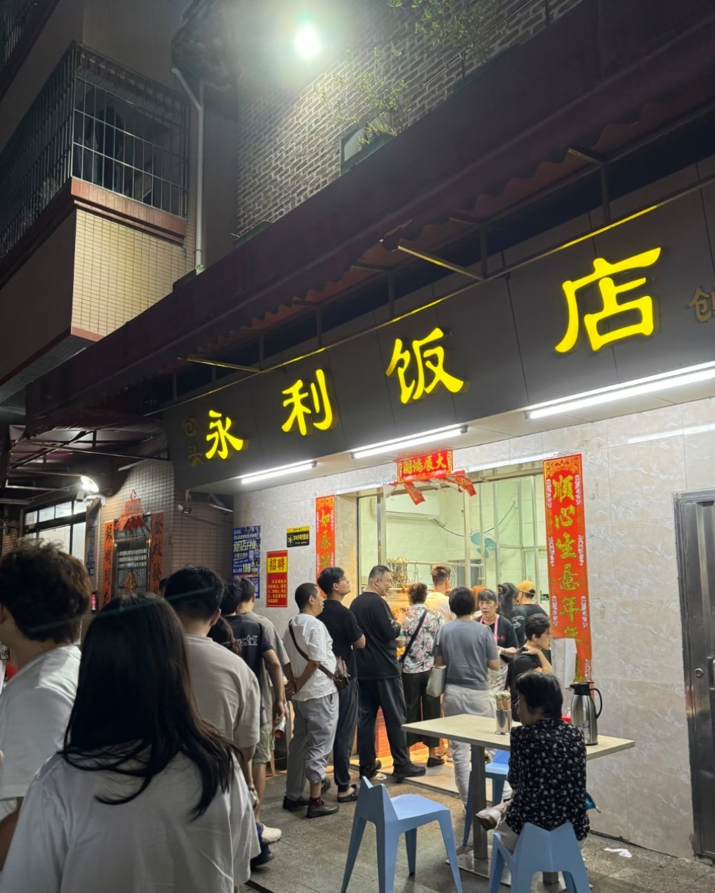 感受下东莞网红餐厅的招牌饭：烧鹅拼叉烧饭~周末来要排队排炸，一口下去还是贼香的