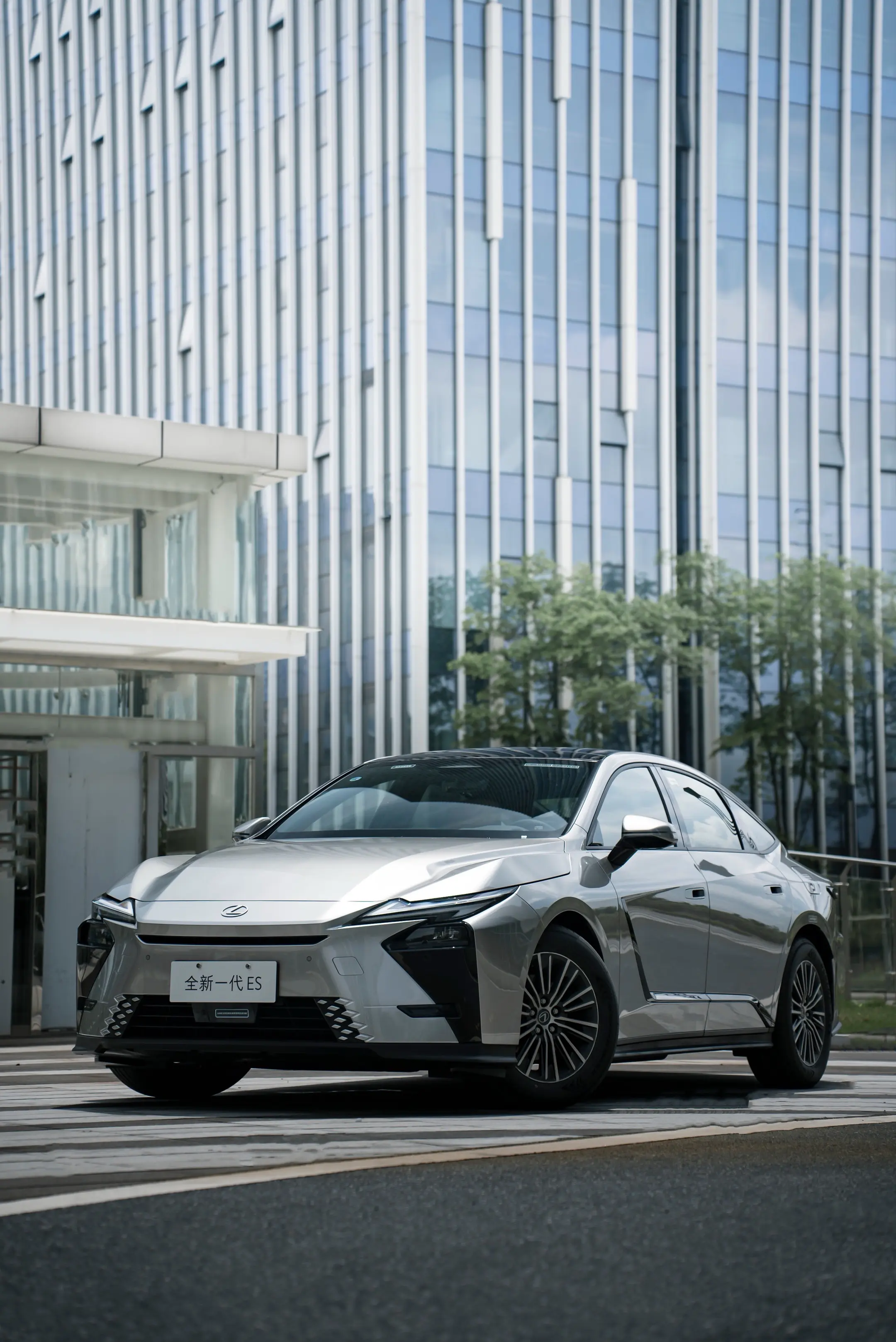 全新一代的ES300h终于上市了，改过以往的家族式前脸，更加前卫的造型...