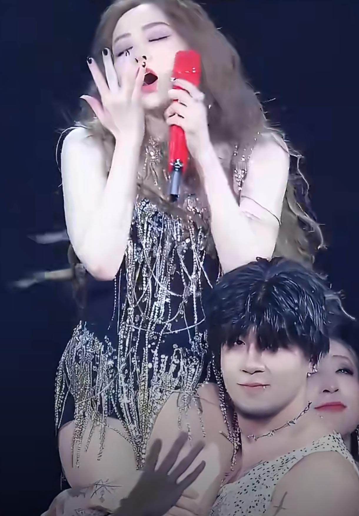 张靓颖演唱会上被伴舞小哥扛在肩上，伴舞小哥嘴角的笑已经压抑不住了！张靓颖生图张