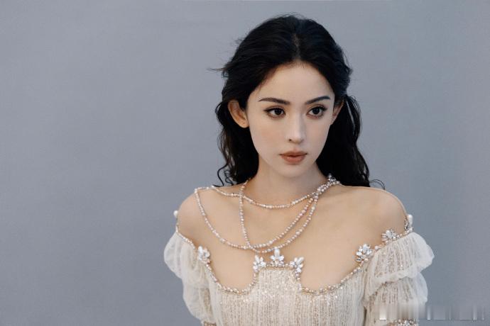 娜扎费加罗八月刊封面刷到娜扎这组封面，瞬间被满屏的浪漫氛围裹住了！淡淡的柔和感